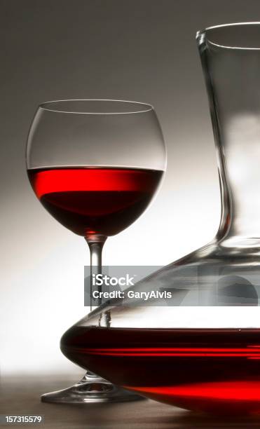 Botella De Boca Ancha De Vino Tinto Con Copa De Vino Foto de stock y más banco de imágenes de Jarra