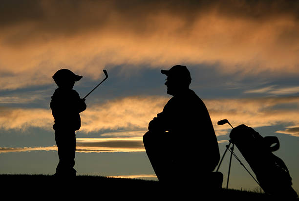 instrutor de golfe junior e treinador - standing family golf loving - fotografias e filmes do acervo