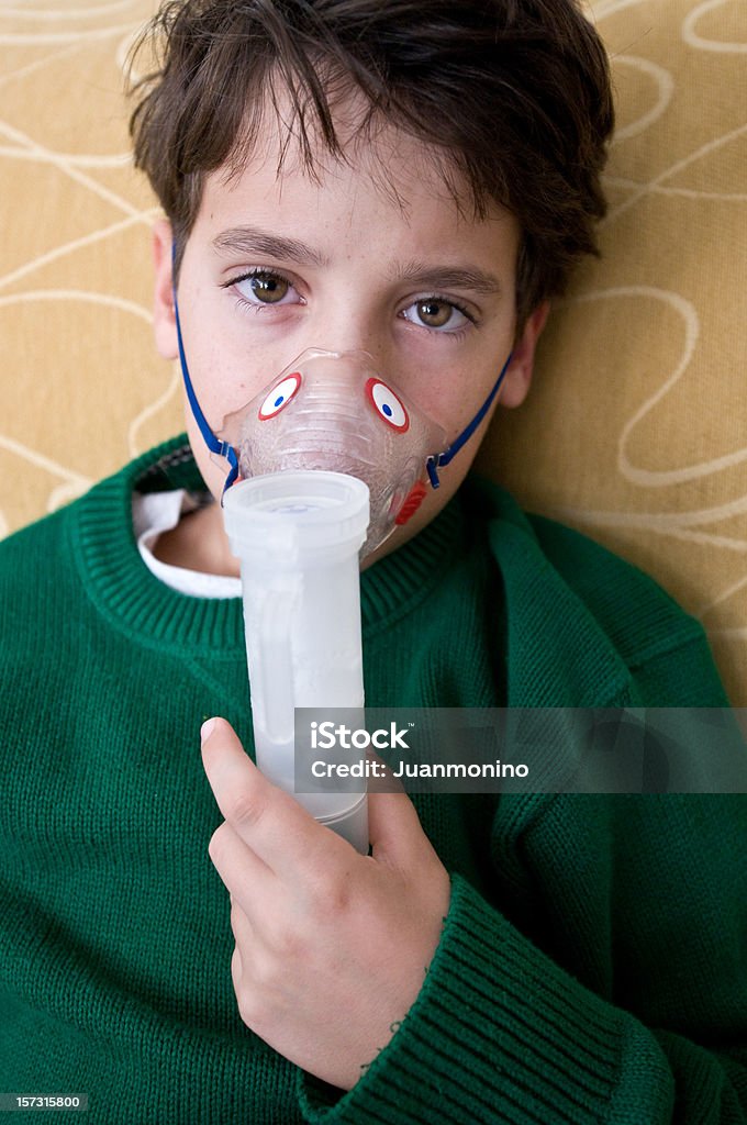 Soin pour asthmatique - Photo de Enfant libre de droits