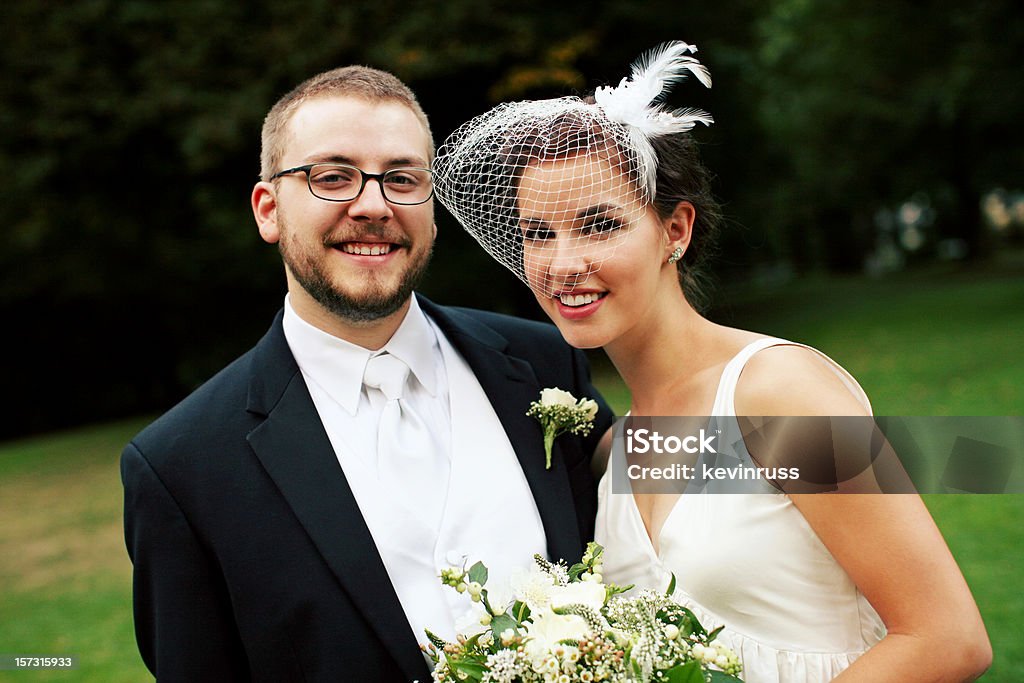 Braut und Bräutigam in einem Park in Weiß - Lizenzfrei Attraktive Frau Stock-Foto