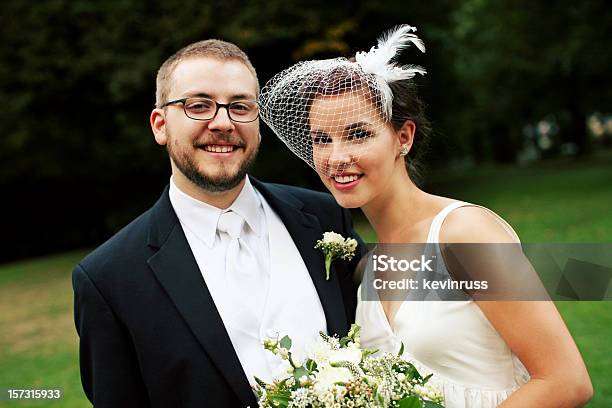 Braut Und Bräutigam In Einem Park In Weiß Stockfoto und mehr Bilder von Attraktive Frau - Attraktive Frau, Baum, Blume