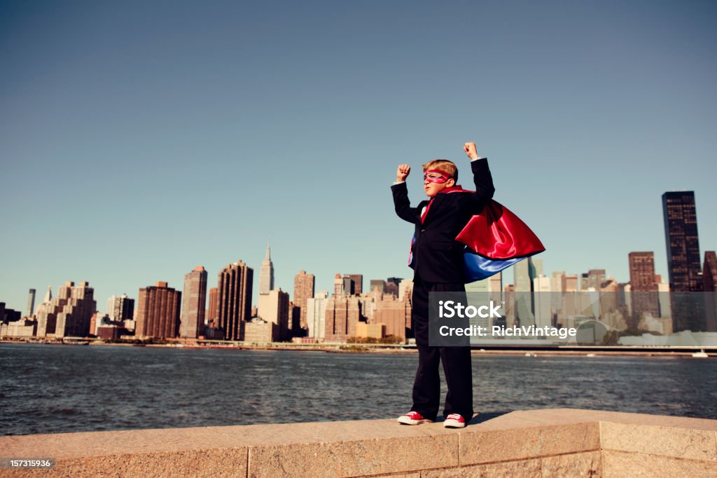 Fantasia garoto super-herói de negócios na cidade de Nova York - Foto de stock de Mácara de Olhos royalty-free