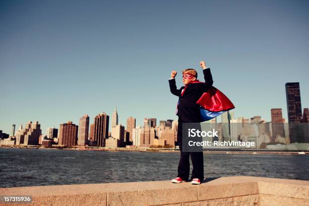 Foto de Fantasia Garoto Superherói De Negócios Na Cidade De Nova York e mais fotos de stock de Mácara de Olhos
