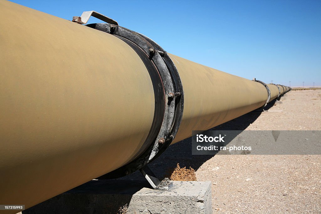 pipeline de pétrole - Photo de Champ de gaz libre de droits