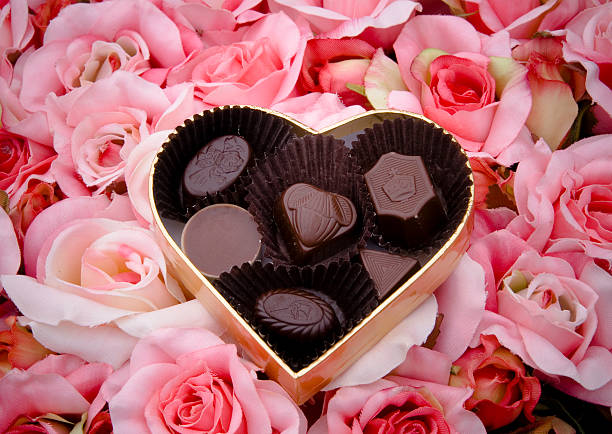 チョコレートトリュフ、バレンタインデーのお菓子、ハート型のギフトボックス&ローズ - chocolate candy gift package chocolate ストックフォトと画像