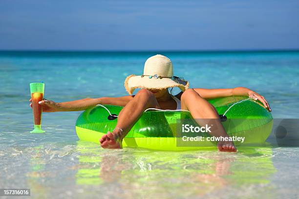 Tubos En El Sol Foto de stock y más banco de imágenes de Flotador - Inflable - Flotador - Inflable, Verde - Color, Flotar sobre agua