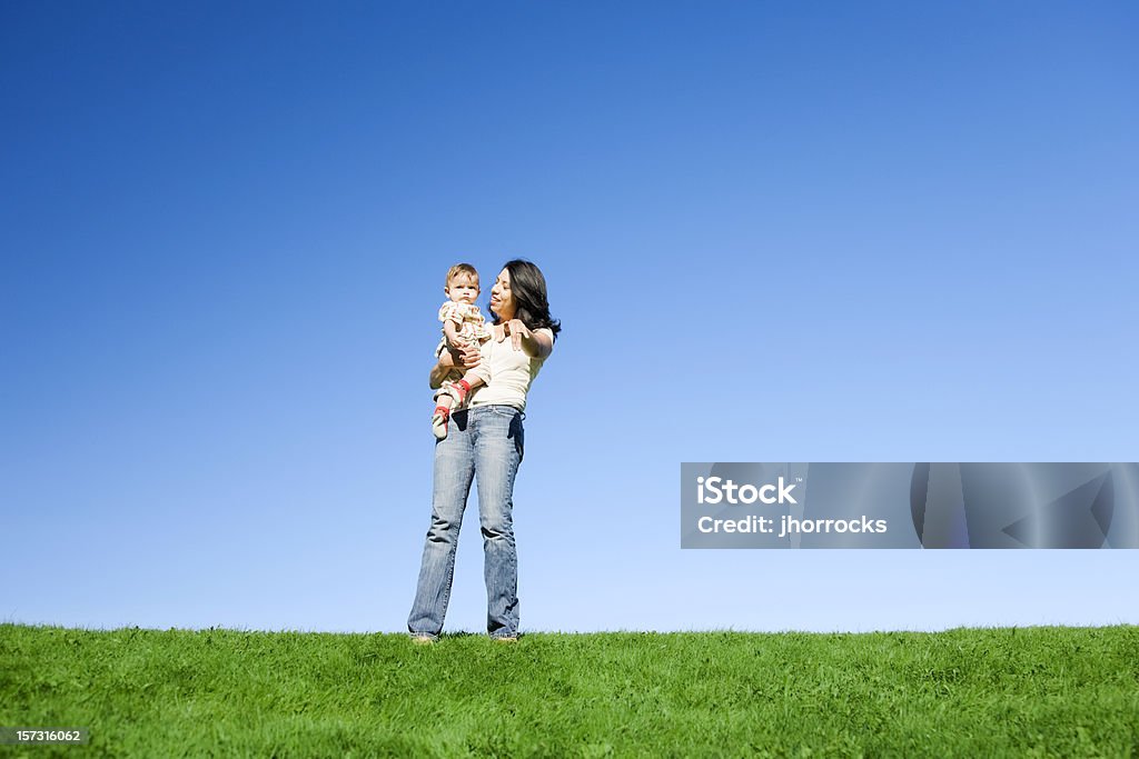 Mutter und Sohn auf grasbewachsenen Hügel - Lizenzfrei Baby Stock-Foto