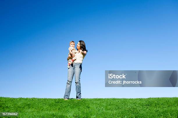 Madre E Hijo En Césped Hill Foto de stock y más banco de imágenes de Agarrar - Agarrar, Bebé, Encuadre de cuerpo entero