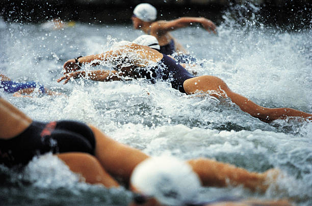 triatlón femenino natación inicio - swimming professional sport competition athlete fotografías e imágenes de stock