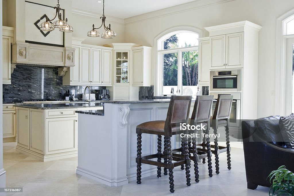 Hermosa cocina personalizada con barra de desayuno en inmuebles hogar - Foto de stock de Cocina - Estructura de edificio libre de derechos