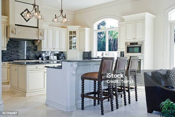 Hermosa Cocina Personalizada Con Barra De Desayuno En Inmuebles Hogar Foto de stock y más banco de imágenes de Cocina - Estructura de edificio