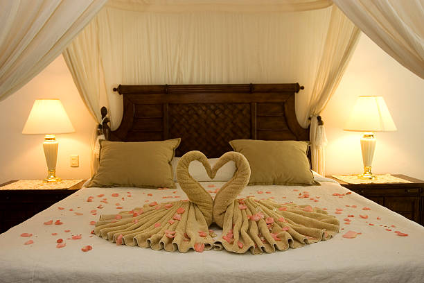 suite de lune de miel romantique, vide, espace de copie - hotel room bedding domestic room hotel suite photos et images de collection