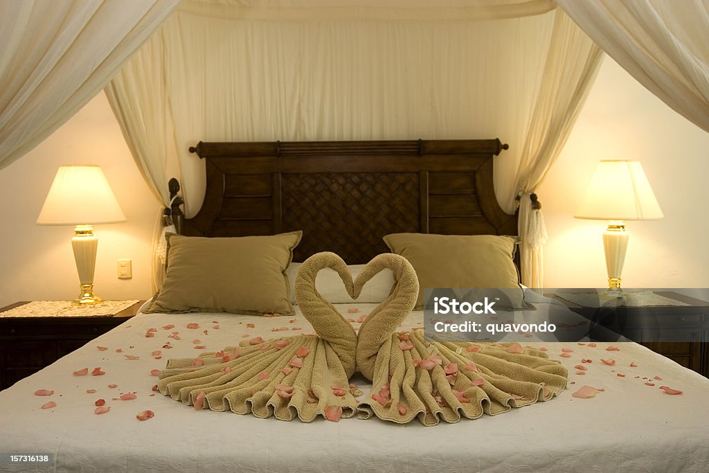 Bella Luna di miele romantica Suite di Hotel, vuoto copia spazio - Foto stock royalty-free di Albergo