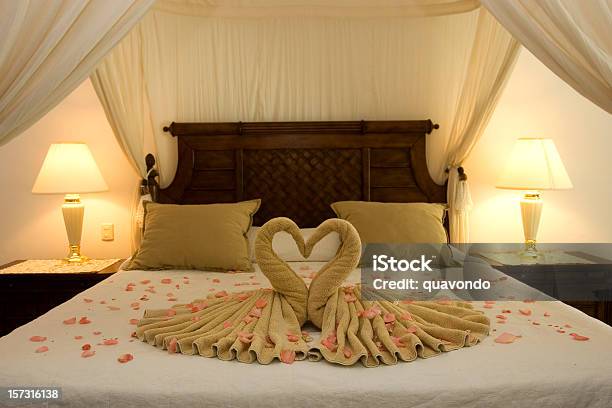 Bella Luna Di Miele Romantica Suite Di Hotel Vuoto Copia Spazio - Fotografie stock e altre immagini di Albergo