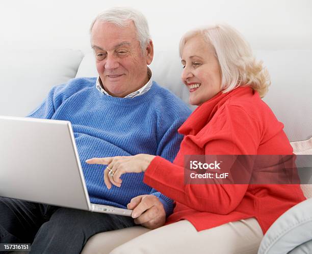 Seniorzy Surfing Internet Z Laptopa W - zdjęcia stockowe i więcej obrazów 60-64 lata - 60-64 lata, Aktywni seniorzy, Białe włosy