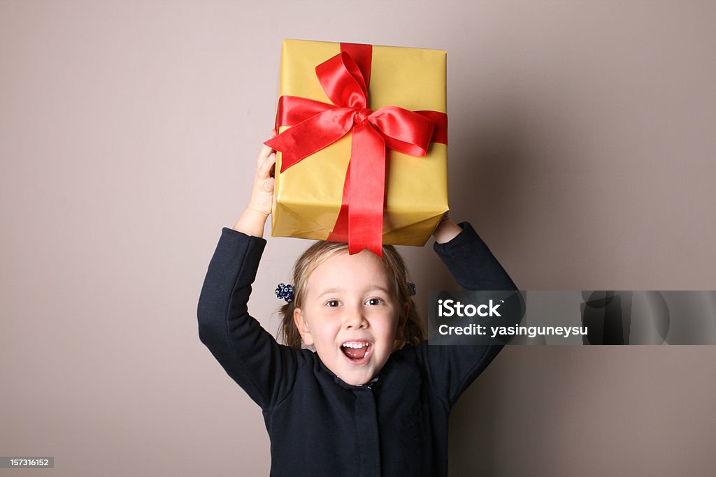 Figlia scatola regalo Spostarsi verso l'alto - Foto stock royalty-free di Giorno dei bambini