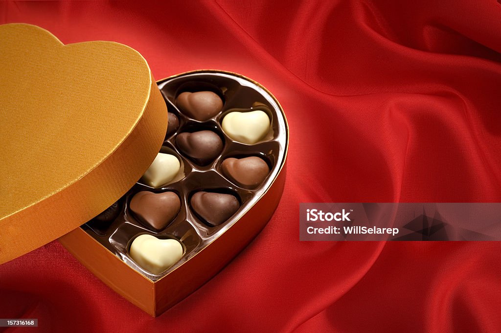 Golden Schokolade Kasten auf rotem satin Hintergrund - Lizenzfrei Schokolade Stock-Foto