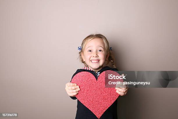 Dare Il Mio Cuore - Fotografie stock e altre immagini di Bambino - Bambino, Simbolo di cuore, San Valentino - Festività pubblica