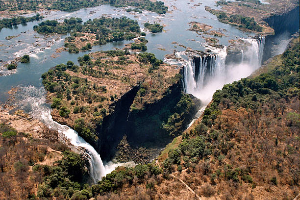ヴィクトリアフォールズおよびデルタ - victoria falls waterfall zimbabwe zambia ストックフォトと画像