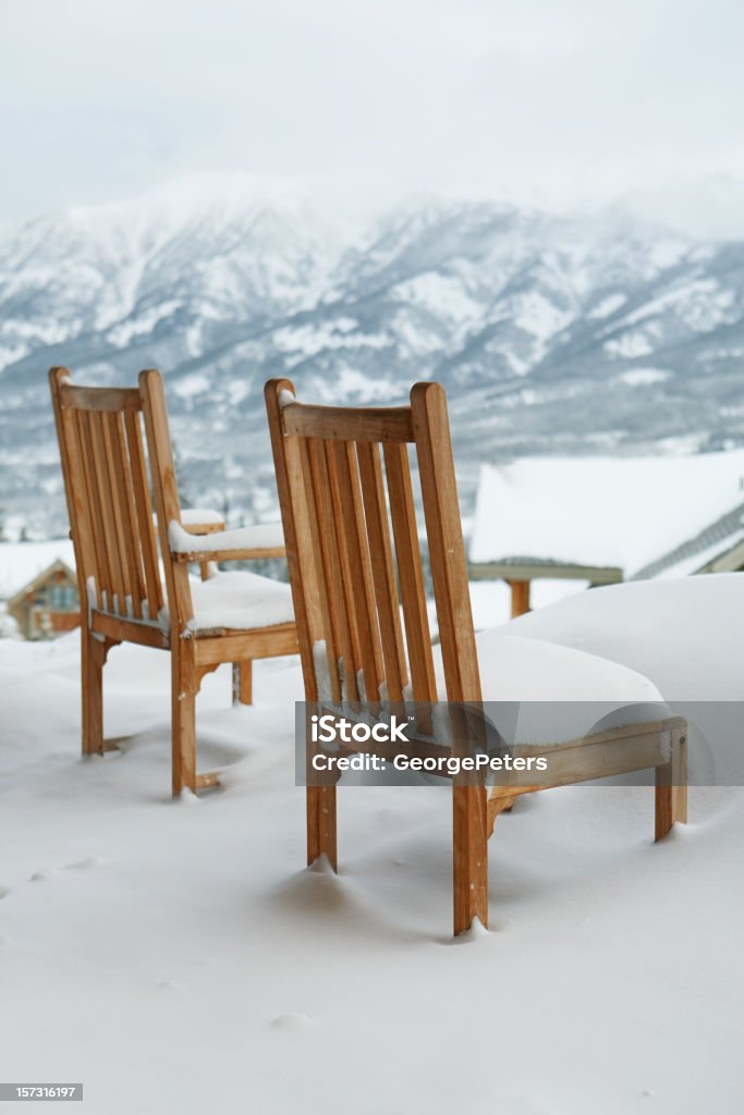 Cadeiras com vista para a montanha - Foto de stock de Cadeira royalty-free