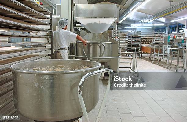 In Einer Bäckerei Stockfoto und mehr Bilder von Herstellendes Gewerbe - Herstellendes Gewerbe, Bäckerei, Kommerzielle Herstellung