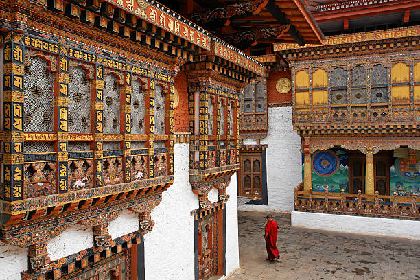 moine au temple de punakha - ancient architecture asia asian culture photos et images de collection