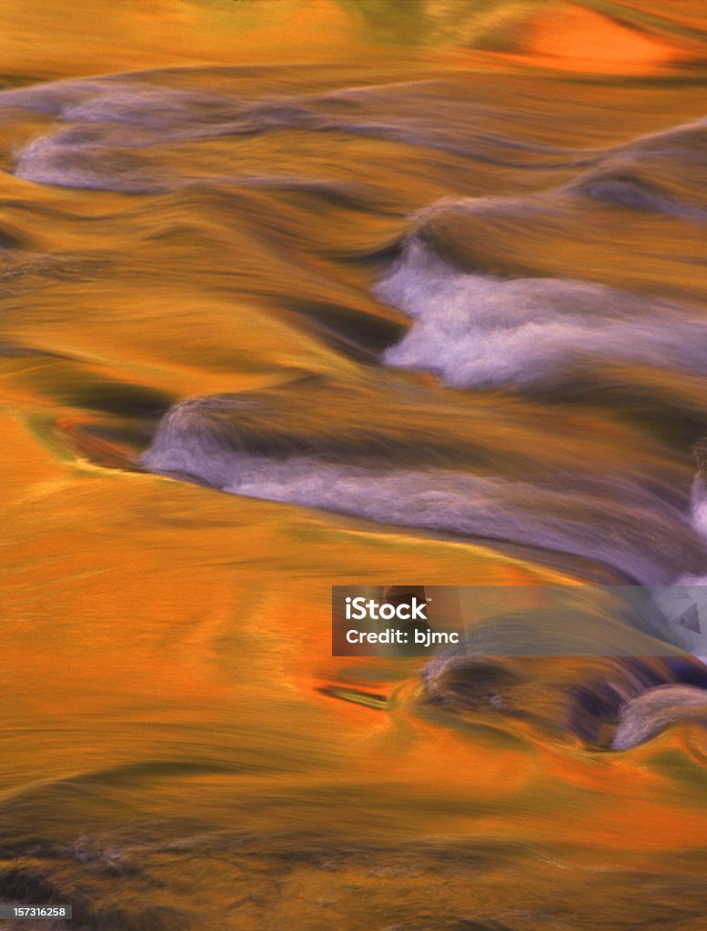 Отражение Осенние деревья в воде - Стоковые фото Абстрактный роялти-фри