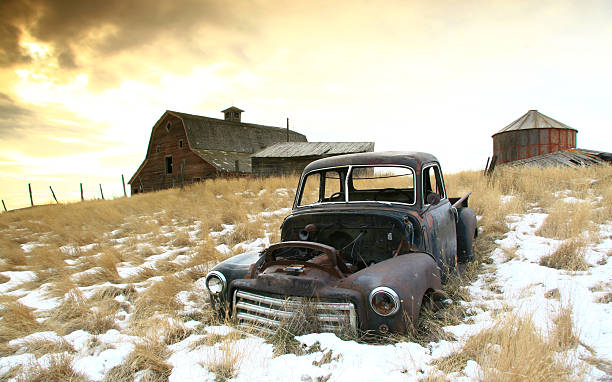 見捨てられた農場でグレートプレインズ冬 - prairie farm winter snow ストックフォトと画像