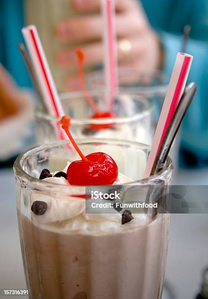 Homem Beber Gelado De Chocolate Milk Shake Bebidas Em Lanchonete - Fotografias de stock e mais imagens de Batido - Bebida Batida