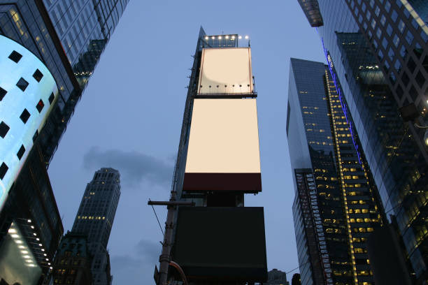 publicidade quadros vazios na cidade de nova york - times square billboard street night - fotografias e filmes do acervo