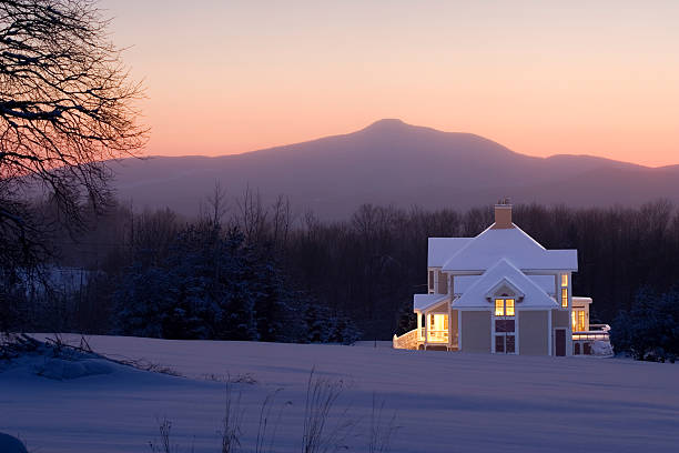 benvenuti a casa - mountain snow sunset house foto e immagini stock