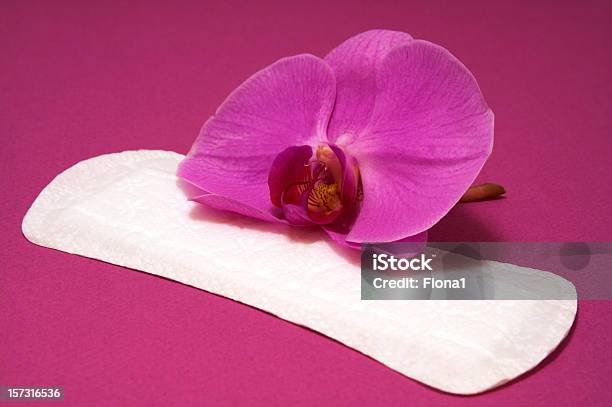 Foto de Higiene Almofada Com Orquídea Corderosa e mais fotos de stock de Absorvente higiênico - Absorvente higiênico, Menstruação, Mulheres