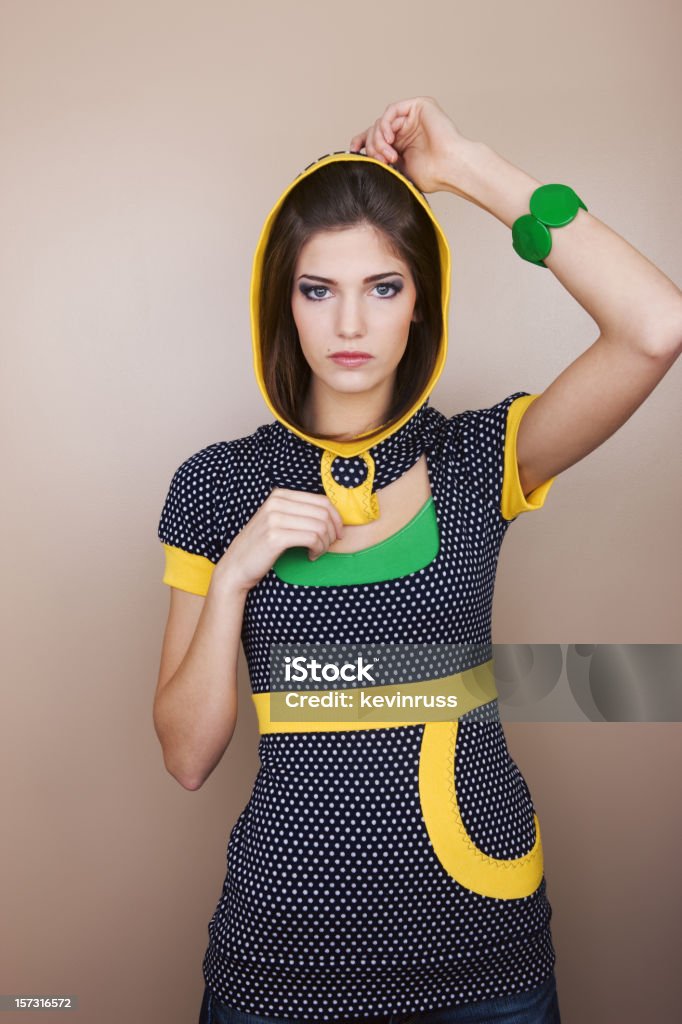 Giovane donna in camicia verde e giallo con accessori - Foto stock royalty-free di Abbigliamento