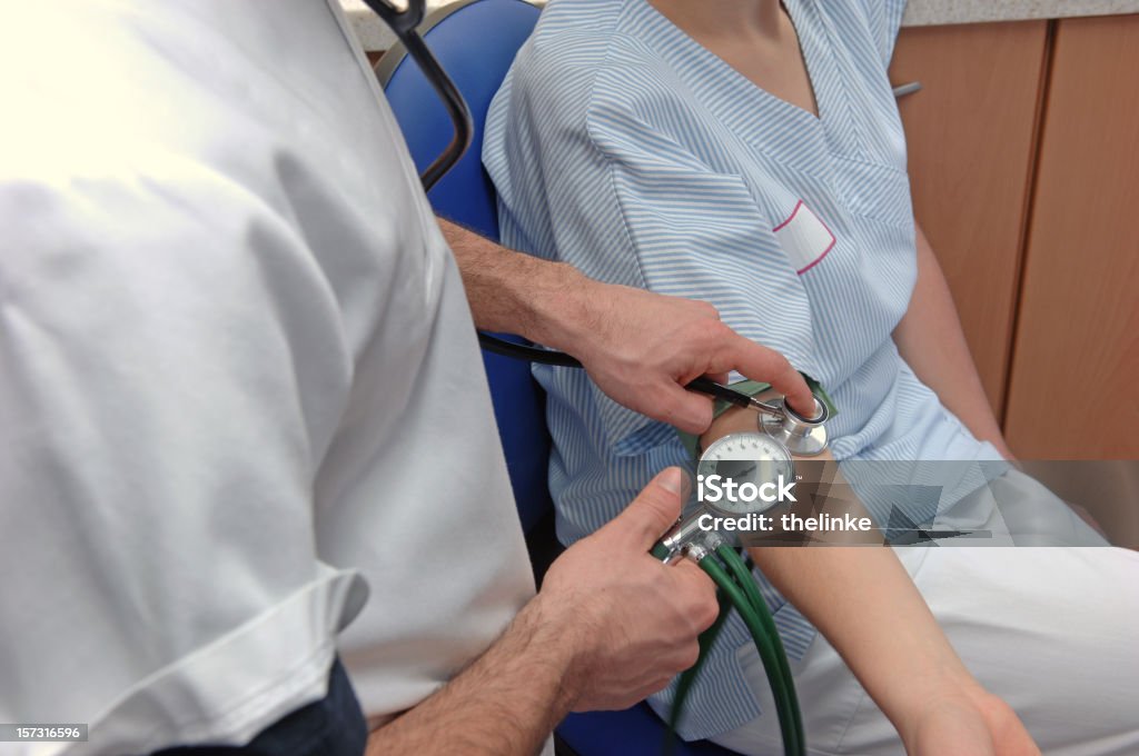 Medición de la presión arterial - Foto de stock de Accidentes y desastres libre de derechos