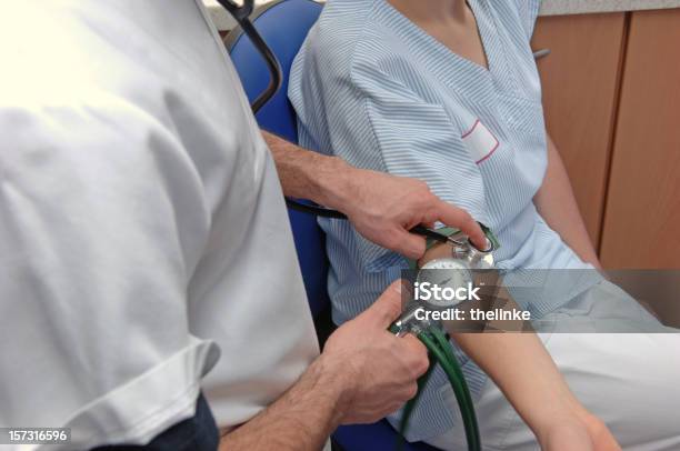 Medición De La Presión Arterial Foto de stock y más banco de imágenes de Accidentes y desastres - Accidentes y desastres, Adulto, Analizar