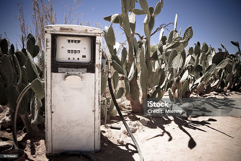 Bomba de Combustível no deserto - Foto de stock de Abandonado royalty-free