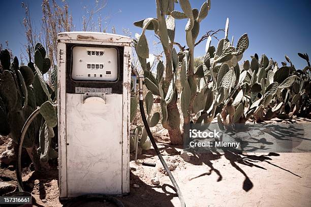 Foto de Bomba De Combustível No Deserto e mais fotos de stock de Abandonado - Abandonado, Abastecer, Ajardinado