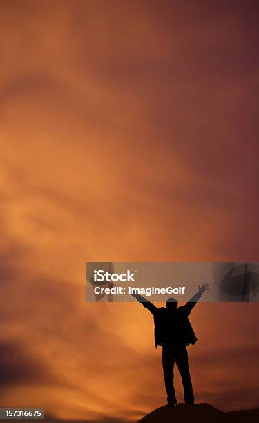 Manos Hacia El Cielo Foto de stock y más banco de imágenes de Adulto - Adulto, Aire libre, Alegría