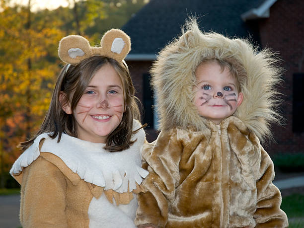 hübsch lion halloween-kostümen, junge & mädchen trick oder behandlung - costume halloween lion baby stock-fotos und bilder