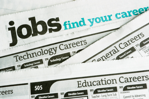 Búsqueda de trabajo y el empleo y la ocupación oportunidad anuncio clasificado periódico página photo