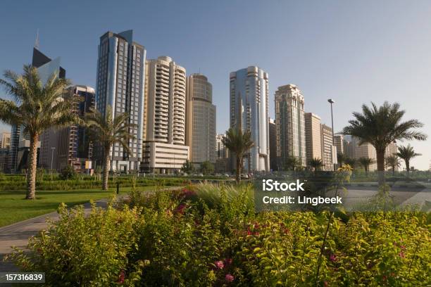 Skyline Von Abu Dhabi Stockfoto und mehr Bilder von Abu Dhabi - Abu Dhabi, Städtische Straße, Arabien