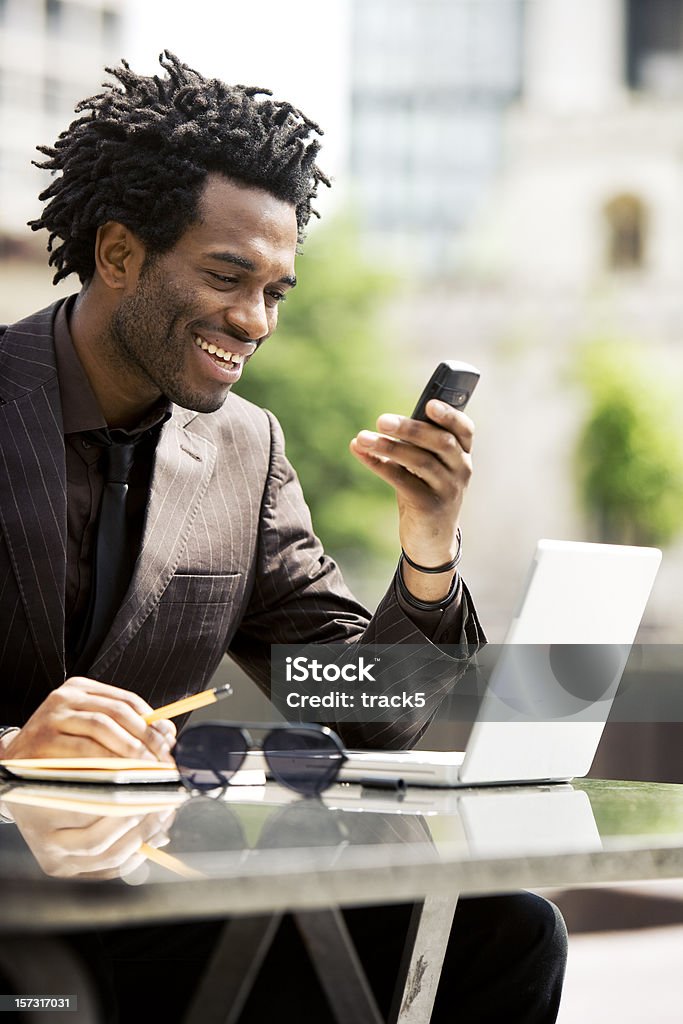 Contemporâneo homem de negócios, fazendo uma chamada ao trabalhar ao ar livre - Foto de stock de Sorrindo royalty-free