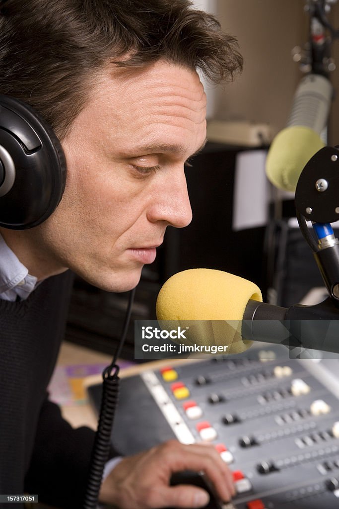 Prezenter radiowy z mikrofonem. - Zbiór zdjęć royalty-free (Konferansjer)