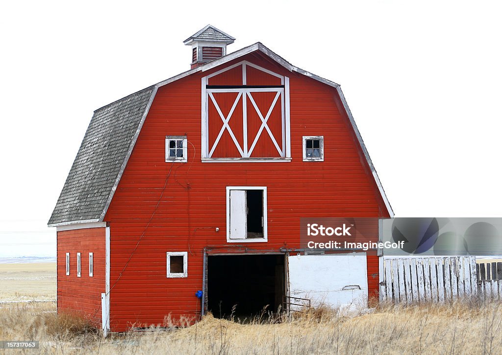 Classico vecchio Fienile rosso sul Great Plains in inverno - Foto stock royalty-free di Fienile rosso