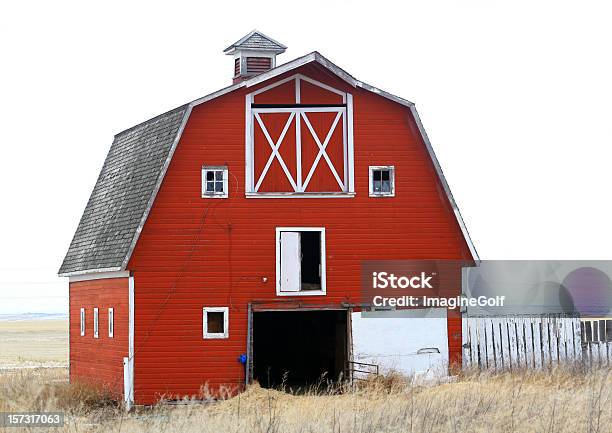 Classico Vecchio Fienile Rosso Sul Great Plains In Inverno - Fotografie stock e altre immagini di Fienile rosso