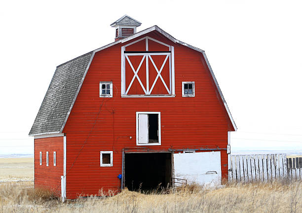 クラシックな赤いバーンのグレートプレインズ冬 - barn red old door ストックフォトと画像