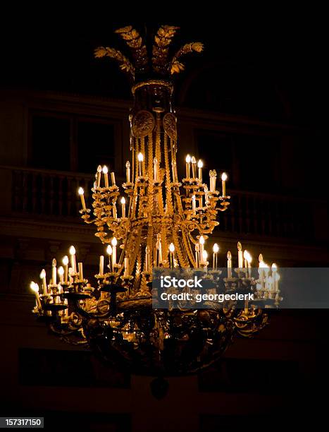 Maestoso Lampadario - Fotografie stock e altre immagini di Lampadario - Lampadario, Candela - Attrezzatura per illuminazione, Oro - Metallo