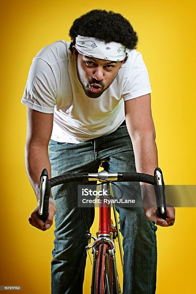 Cansado moderno jovem de bicicleta na rua - Royalty-free Humor Foto de stock