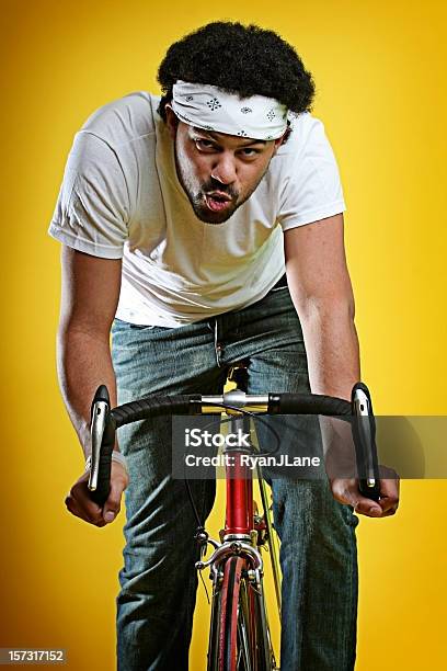 Cansado Moderno Jovem De Bicicleta Na Rua - Fotografias de stock e mais imagens de Humor - Humor, Ciclismo, Bicicleta