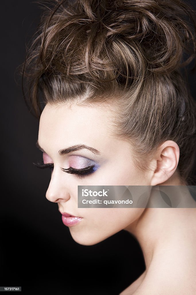 Modelo de moda hermoso oscuras en False Eyelashes y Updo, vertical - Foto de stock de Mujeres libre de derechos